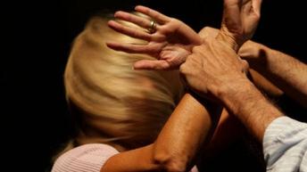 «Come ti permetti di alzare la voce? Ti uccido». Maltratta moglie e figlie: condannato