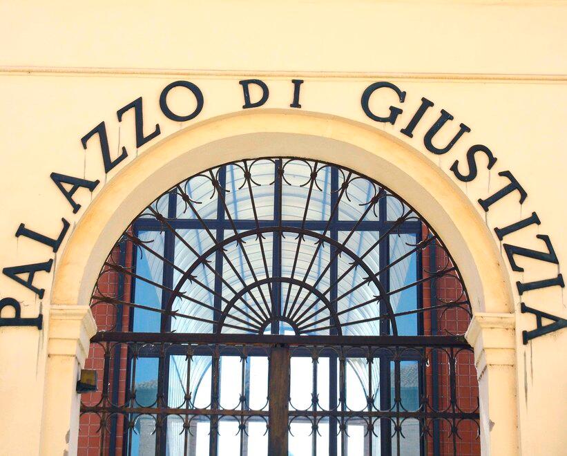 Picchiava e umiliava la compagna. La Procura di Ferrara chiede 7 anni e 3 mesi<br>
