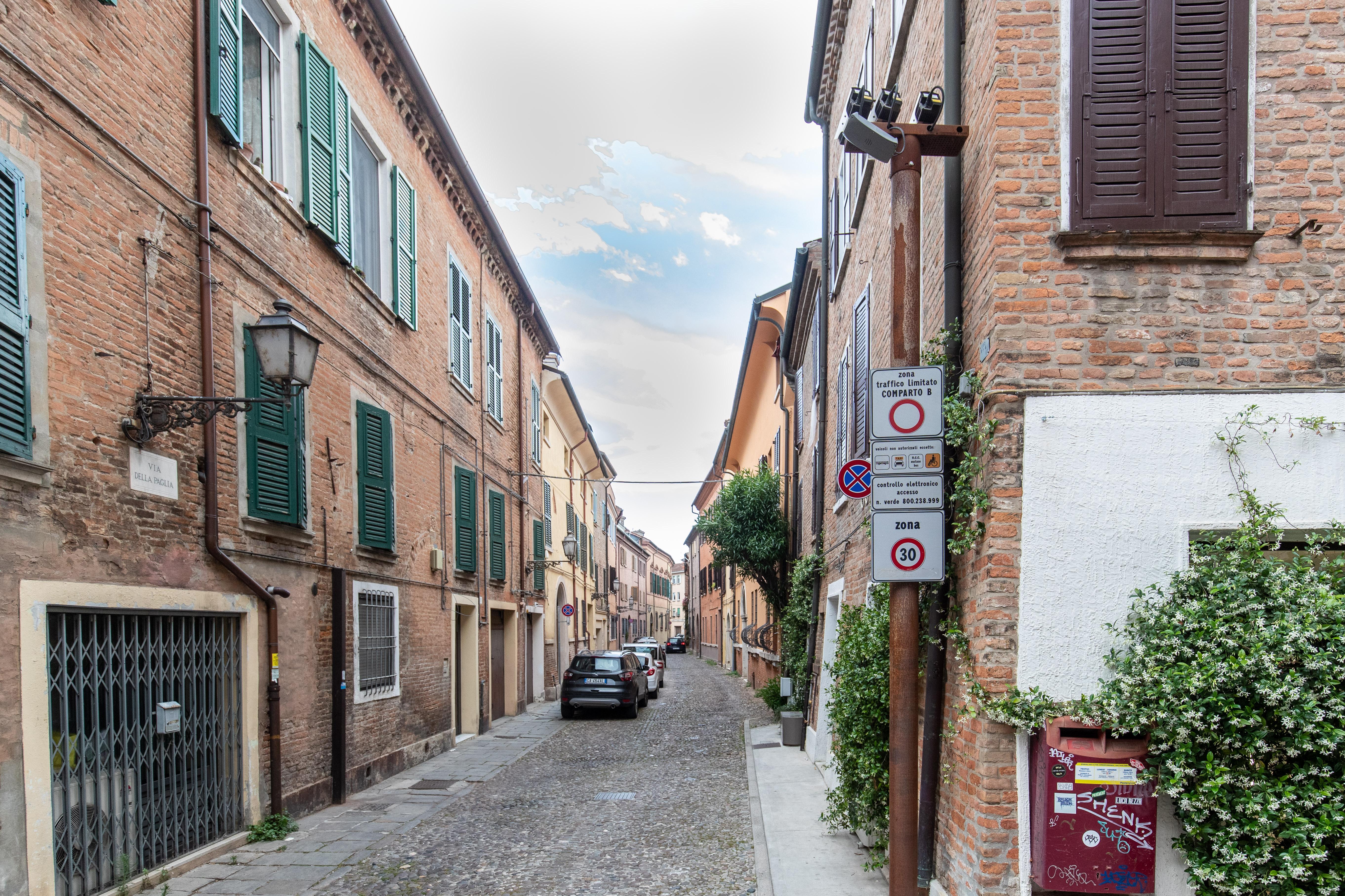 Ferrara, viola la Ztl e prende 31 multe: «Salasso di oltre 2mila euro»