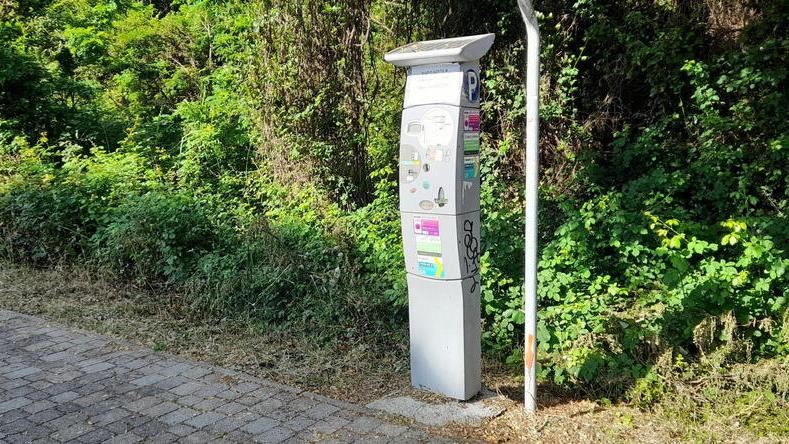 Uno dei parcometri lungo viale del Tirreno
