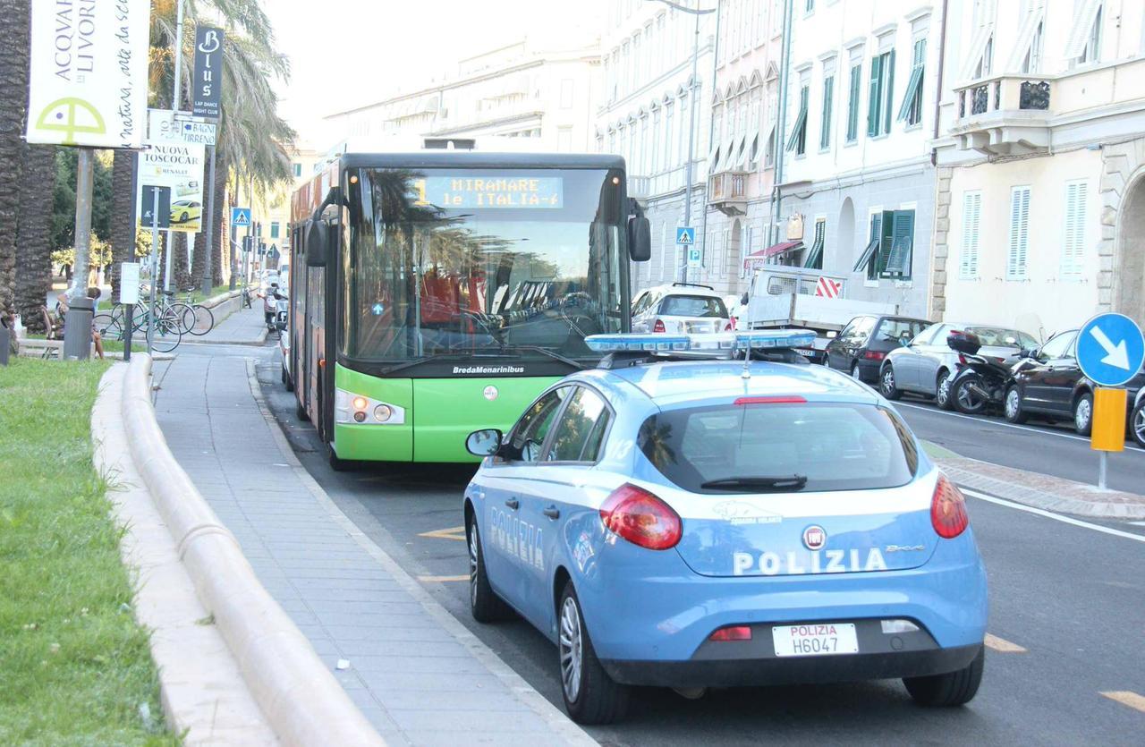 
	Una volante della polizia all&rsquo;incrocio fra viale Italia e via dei Funaioli (foto d'archivio)

