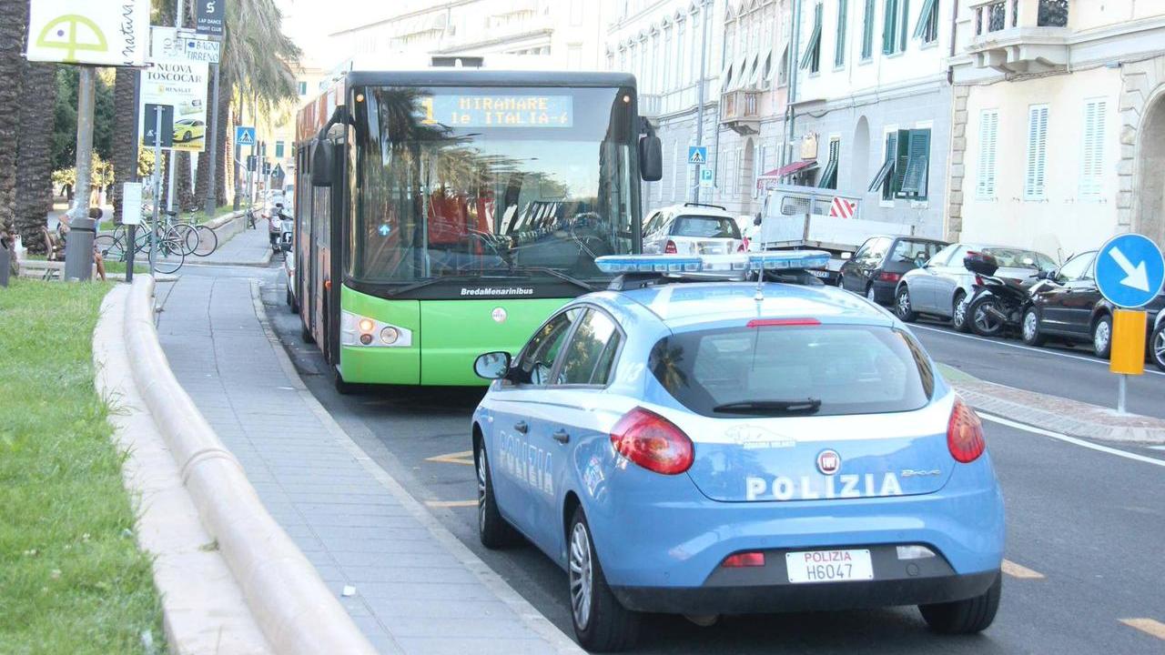 Una volante della polizia all’incrocio fra viale Italia e via dei Funaioli (foto d'archivio)
