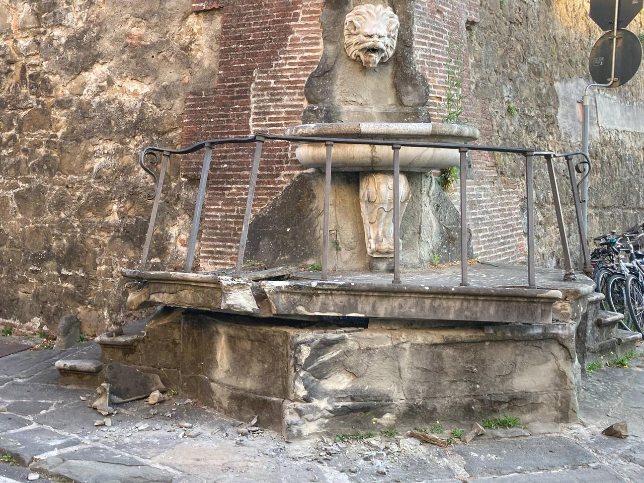 
	La fontana danneggiata dal Tir

