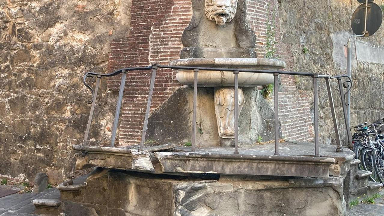La fontana danneggiata dal Tir