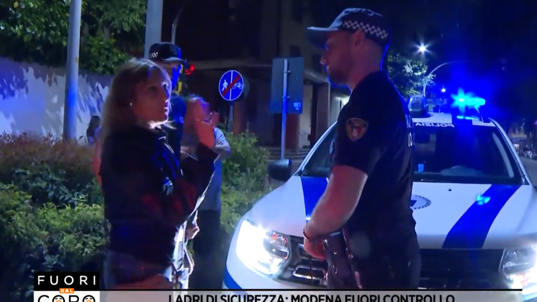 L'intervento della polizia locale (foto Mediaset Infinity)