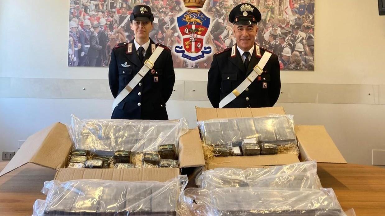 Maxi sequestro di droga: 300 panetti di hascisc nascosti nei pacchi da spedire
