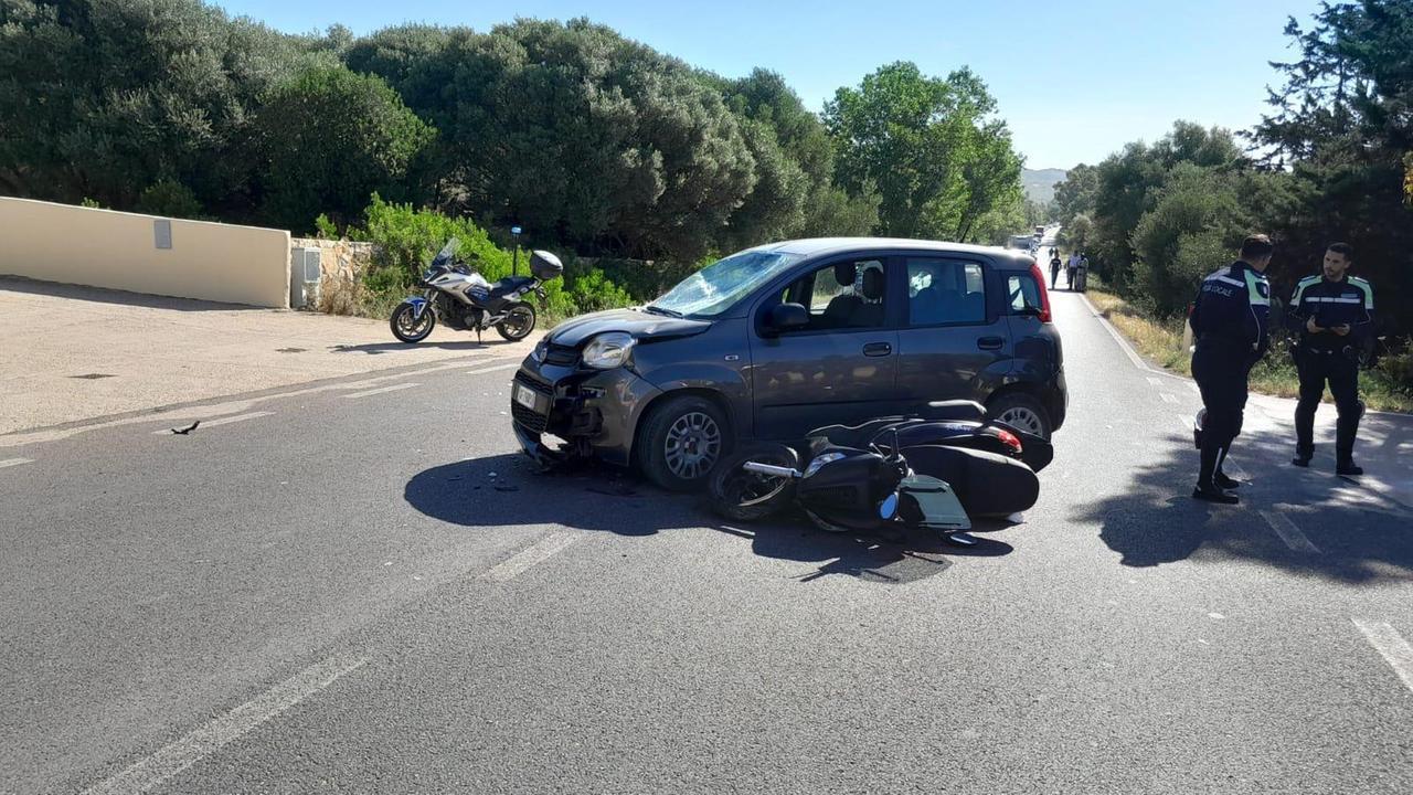 Scooter contro auto allo stop: un ferito