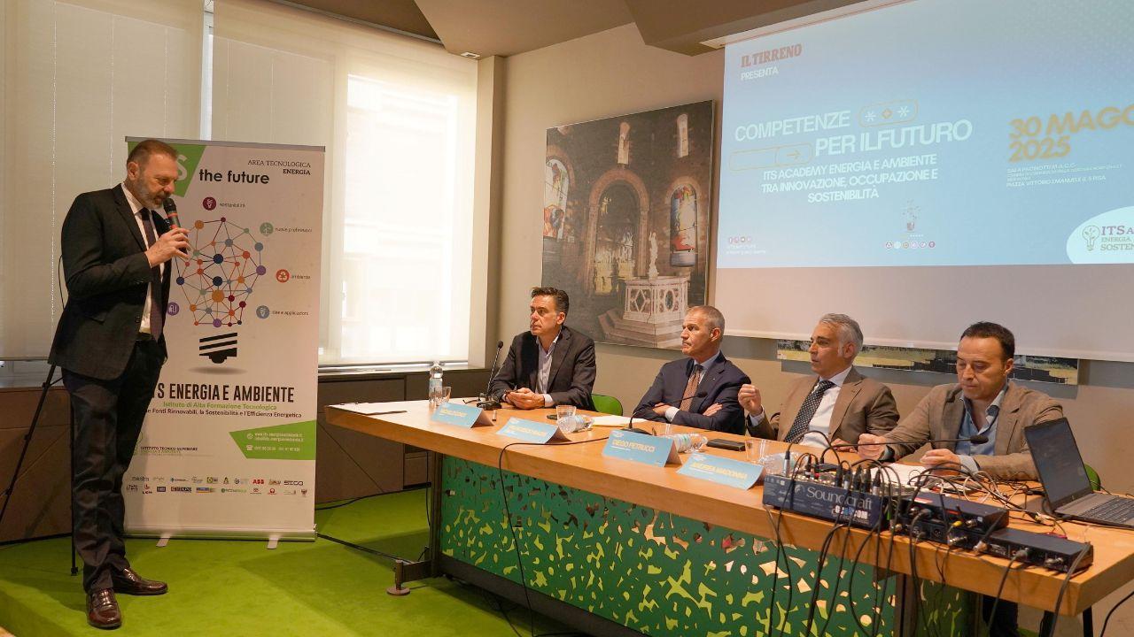 Il direttore del Tirreno, Cristiano Meoni, introduce l'incontro (foto Stick)