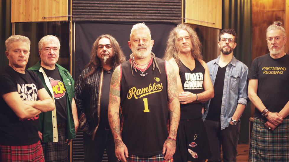 Modena City Ramblers in concerto: «Livorno, la nostra casa accogliente»