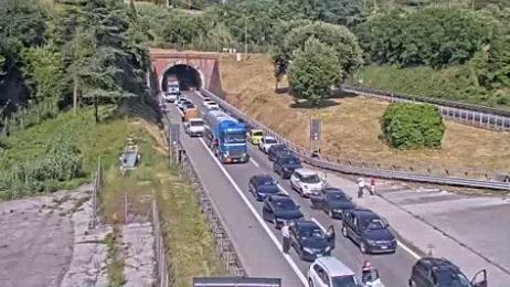 Le lunghe code che si sono formate sull'A11 dopo l'incidente