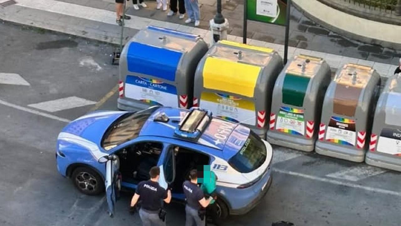 L'intervento della polizia in via Goldoni