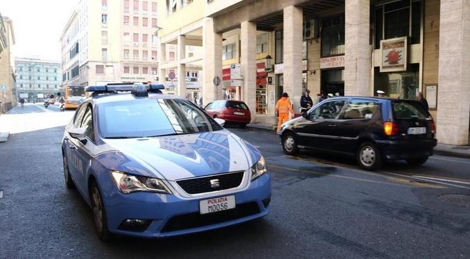 Una volante della polizia in centro (foto d'archivio)
