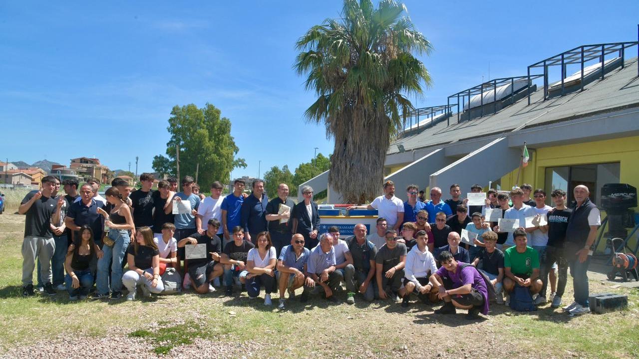 Olbia, gli studenti maestri d’ascia restaurano un palischermo