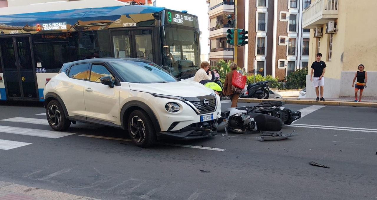 Schianto auto-moto all’incrocio, un ferito portato al pronto soccorso