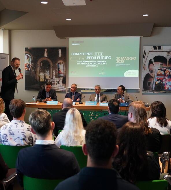 
	La sala dell&rsquo;incontro e i quattro relatori (foto Stick)

