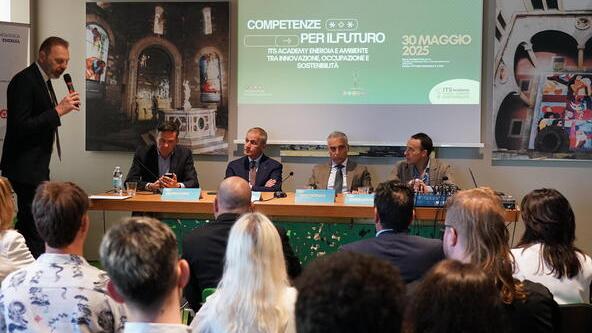 La sala dell’incontro e i quattro relatori (foto Stick)