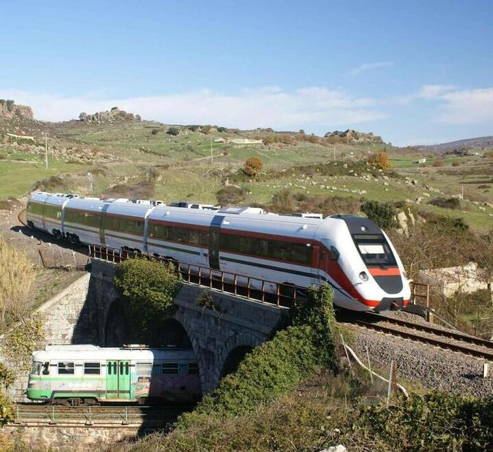 Caos treni, il piano della Regione «Bus veloci e sconti per i disagi» 