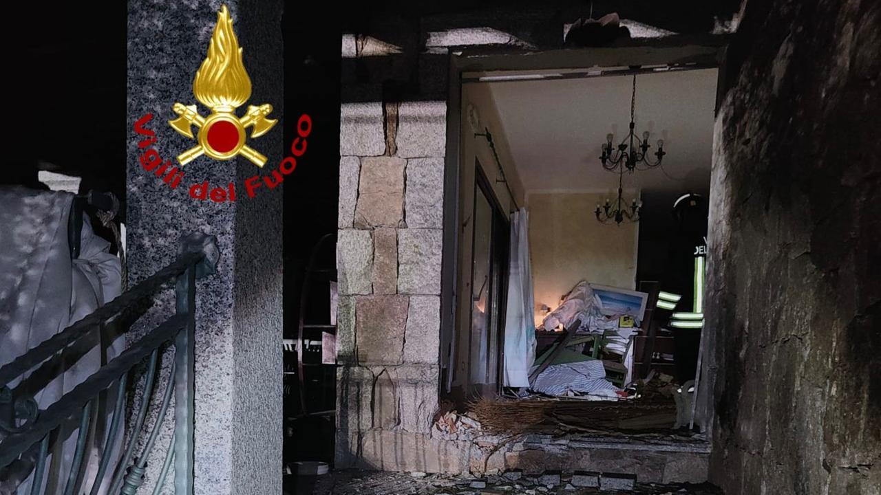 Attentato nella notte, ordigno distrugge l’ingresso di un’abitazione