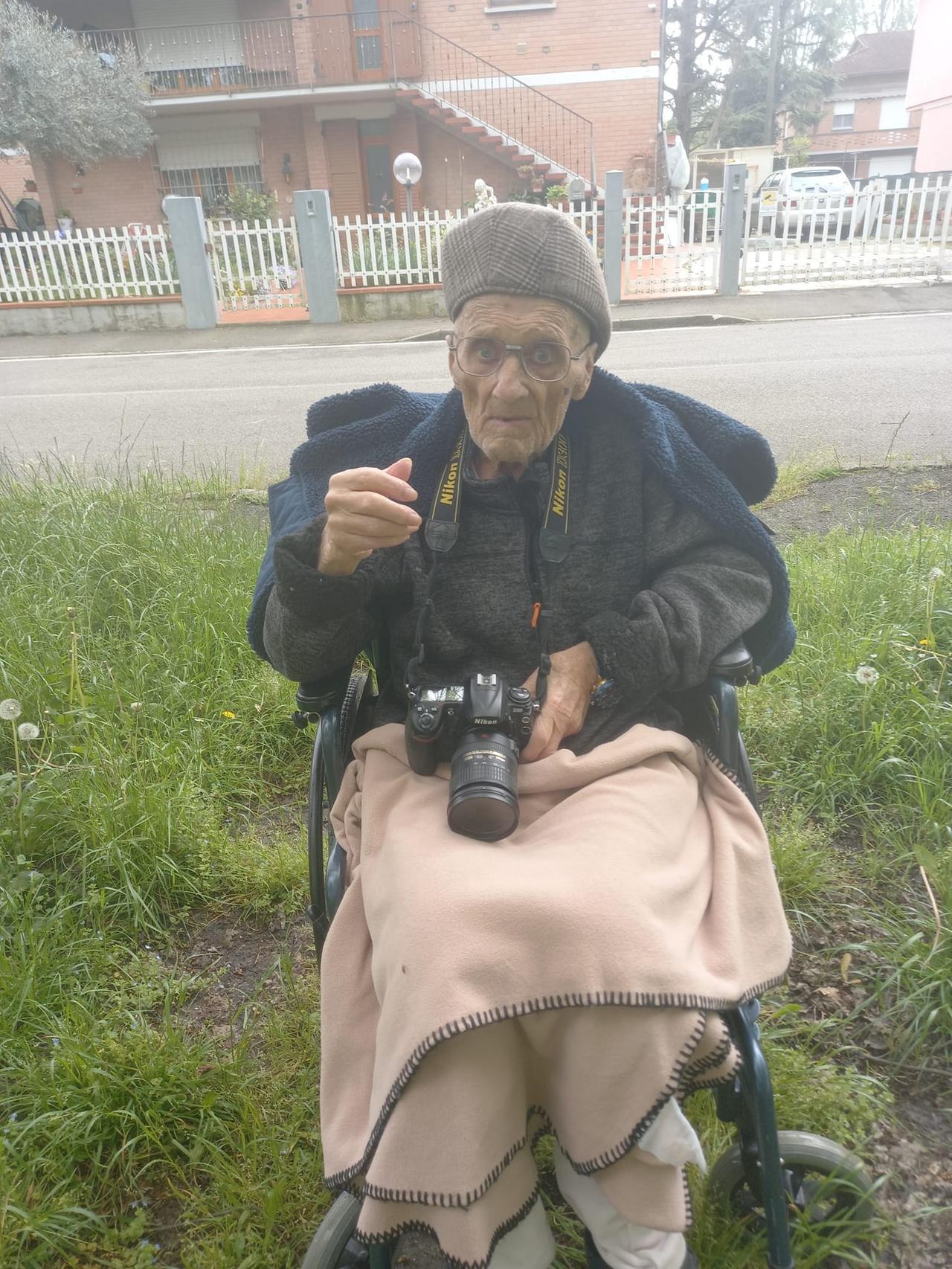 Addio a Luciano Maretti, il fornaio con l’anima da fotografo: raccontò con i suoi scatti d’amore l’Alzheimer della moglie