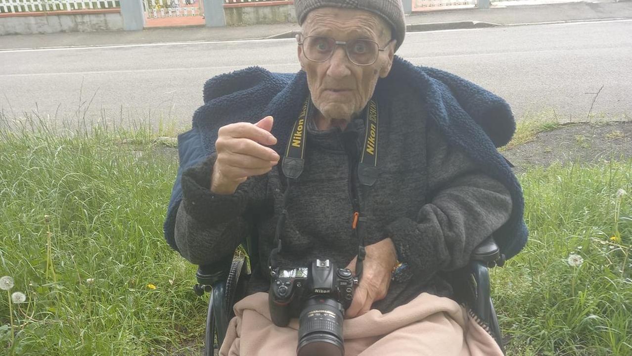 Addio a Luciano Maretti, il fornaio con l’anima da fotografo: raccontò con i suoi scatti d’amore l’Alzheimer della moglie