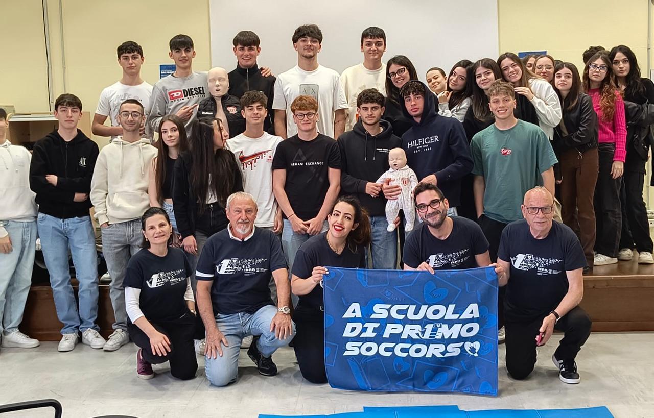 Primo soccorso, trecento liceali di Tempio pronti a usare il defibrillatore