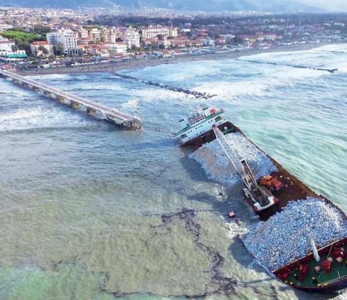 
	La Guang Rong incagliata davanti al pontile di Marina di Massa

