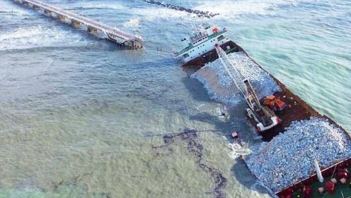 La Guang Rong incagliata davanti al pontile di Marina di Massa