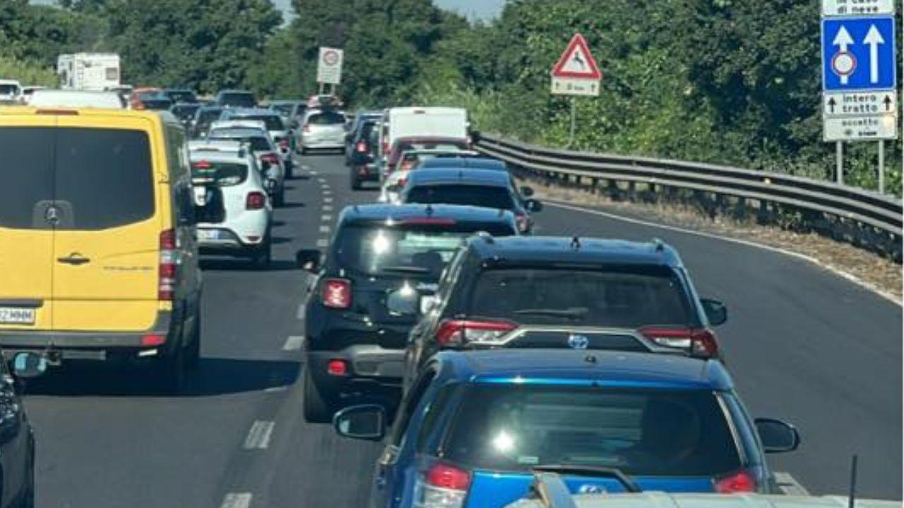 La fila in Fi-Pi-Li (foto Dannati Fb)