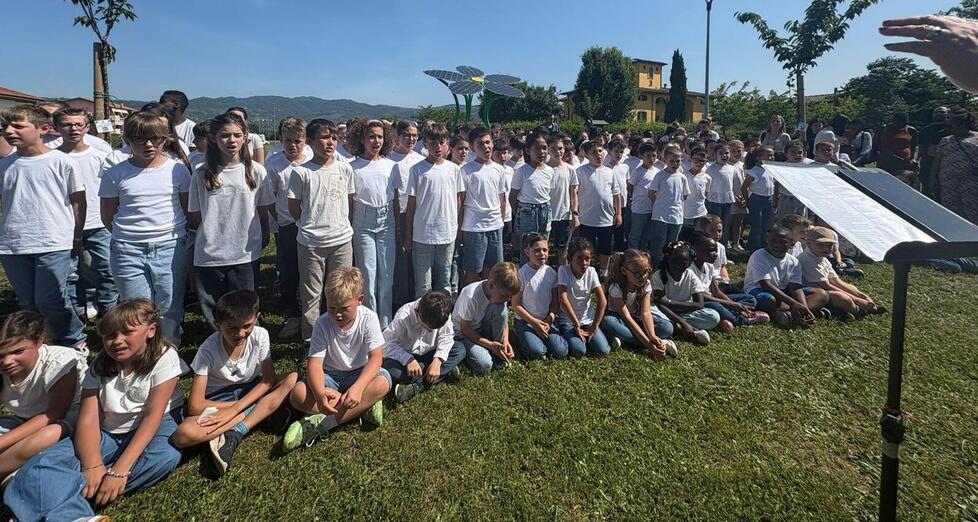 I bambini delle scuole per la pace e per i diritti nel parco in Traversagna