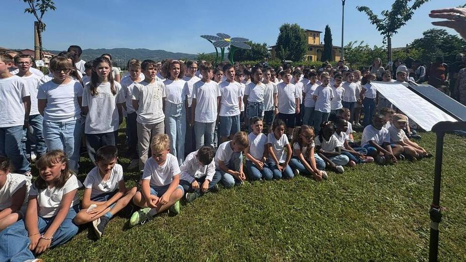 I bambini delle scuole per la pace e per i diritti nel parco in Traversagna