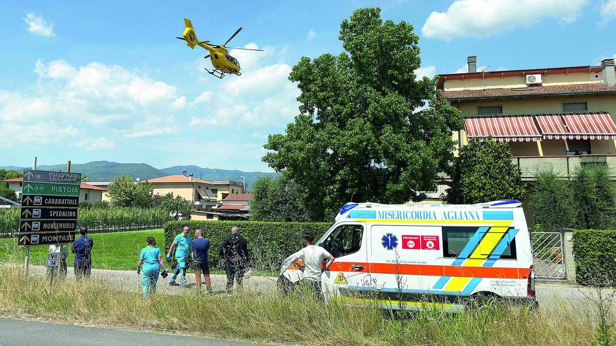 L’elicottero del 118 mentre porta al Meyer la bambina ferita dal pitbull (foto Lorenzo Innocenti/ Paolo Nucci)