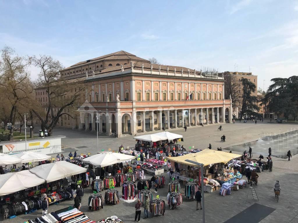 Commercio ambulante in affanno: a Reggio il 20% dei posteggi del mercato resta vuoto