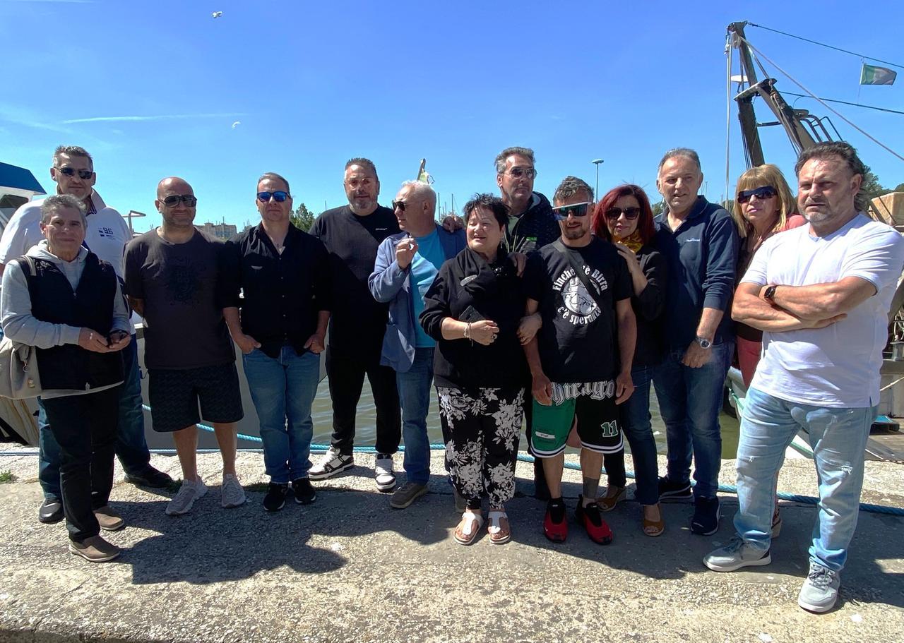 Porto Garibaldi, protesta dei pescatori: «Troppa sabbia davanti al porto»