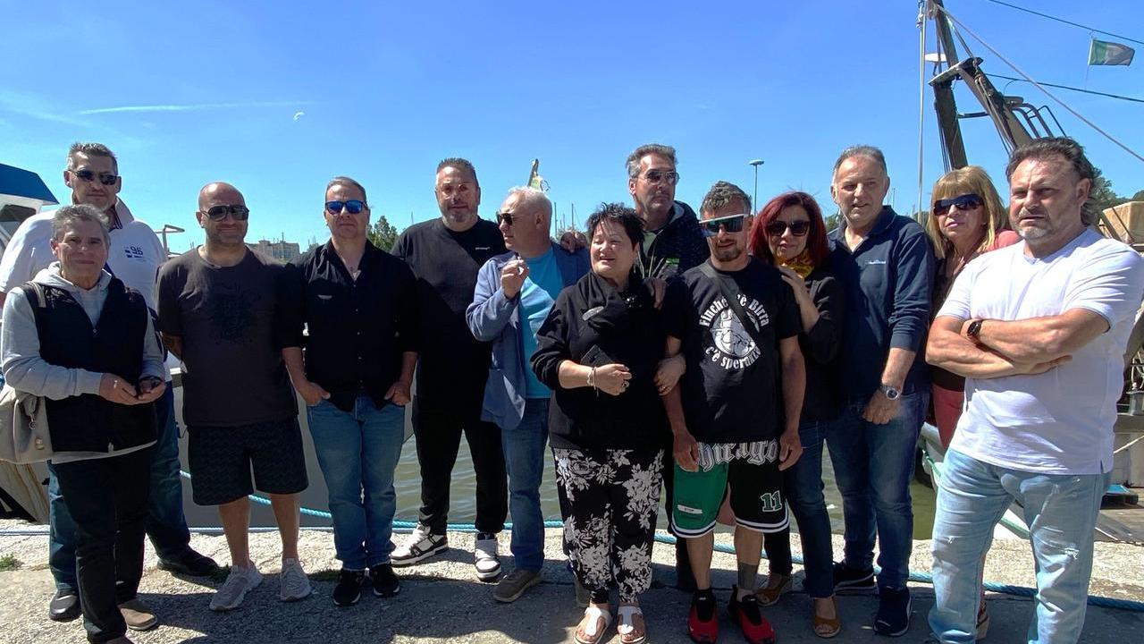 Porto Garibaldi, protesta dei pescatori: «Troppa sabbia davanti al porto»