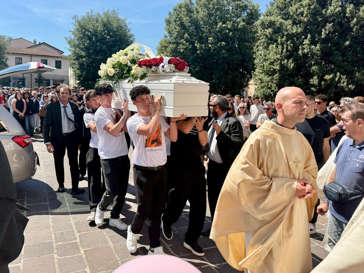 
	Un momento dei funerali (foto Nucci)

