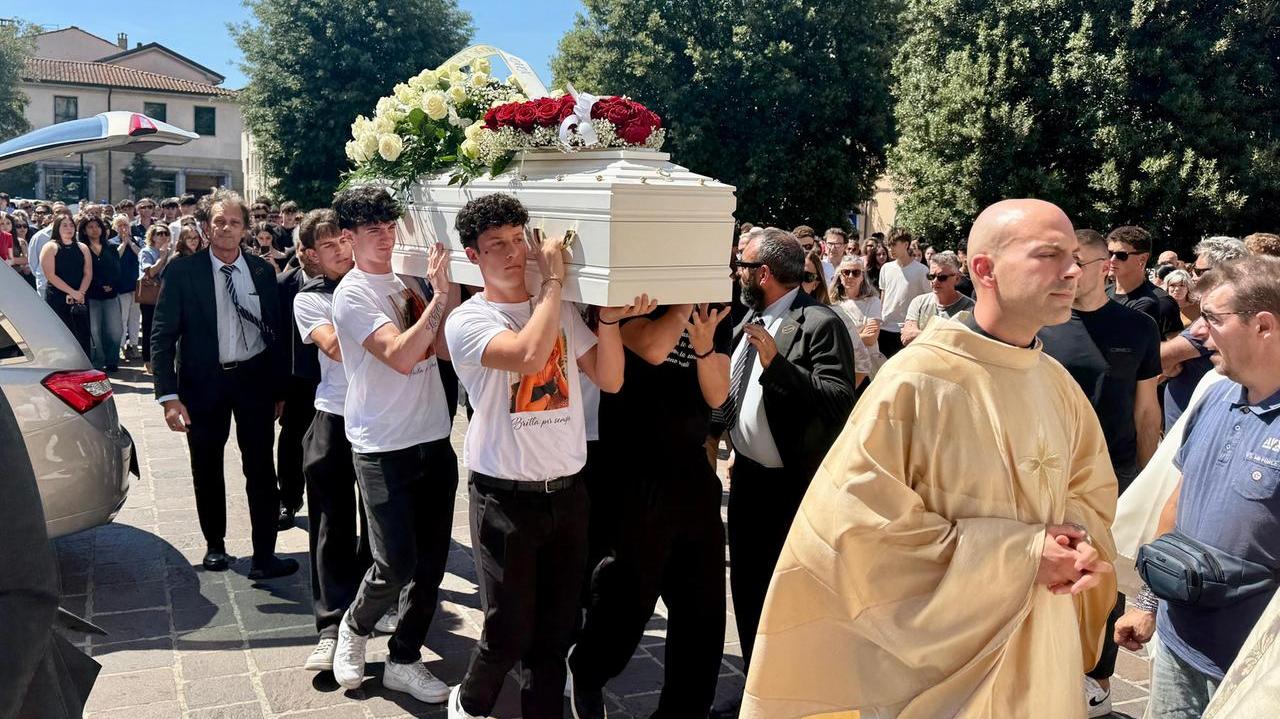 Un momento dei funerali (foto Nucci)