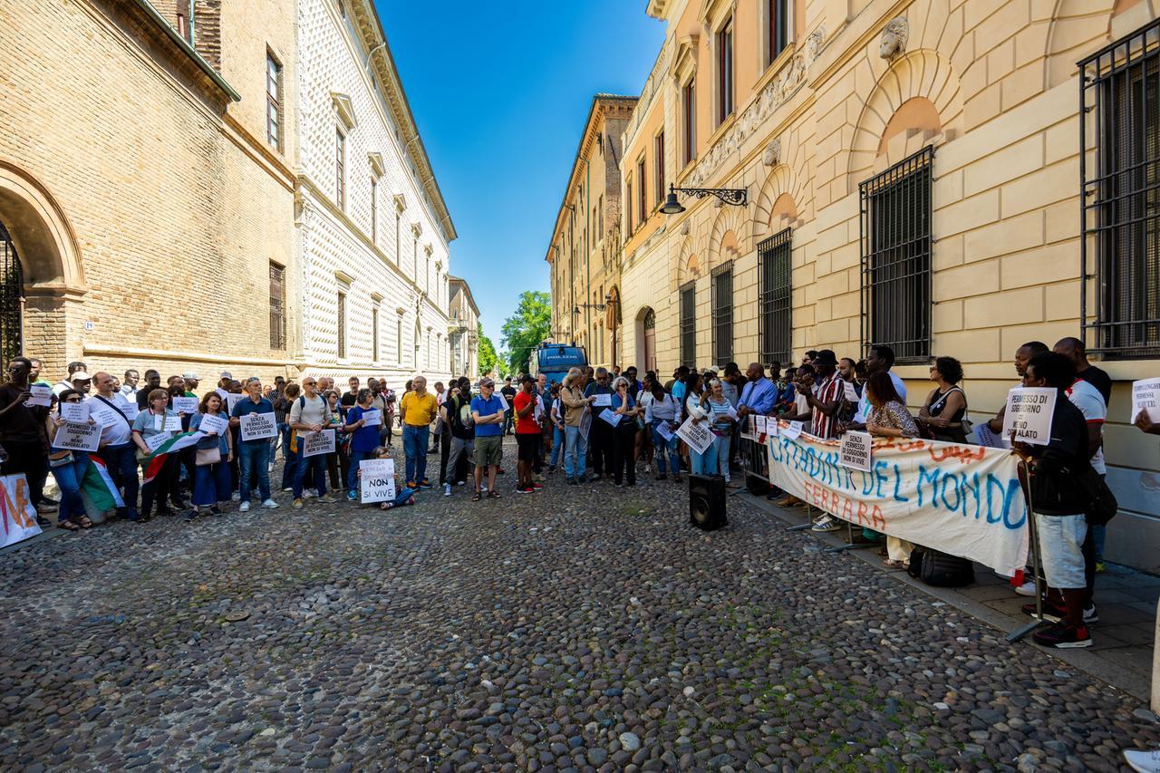 Permesso di soggiorno, flash mob davanti alla Questura di Ferrara