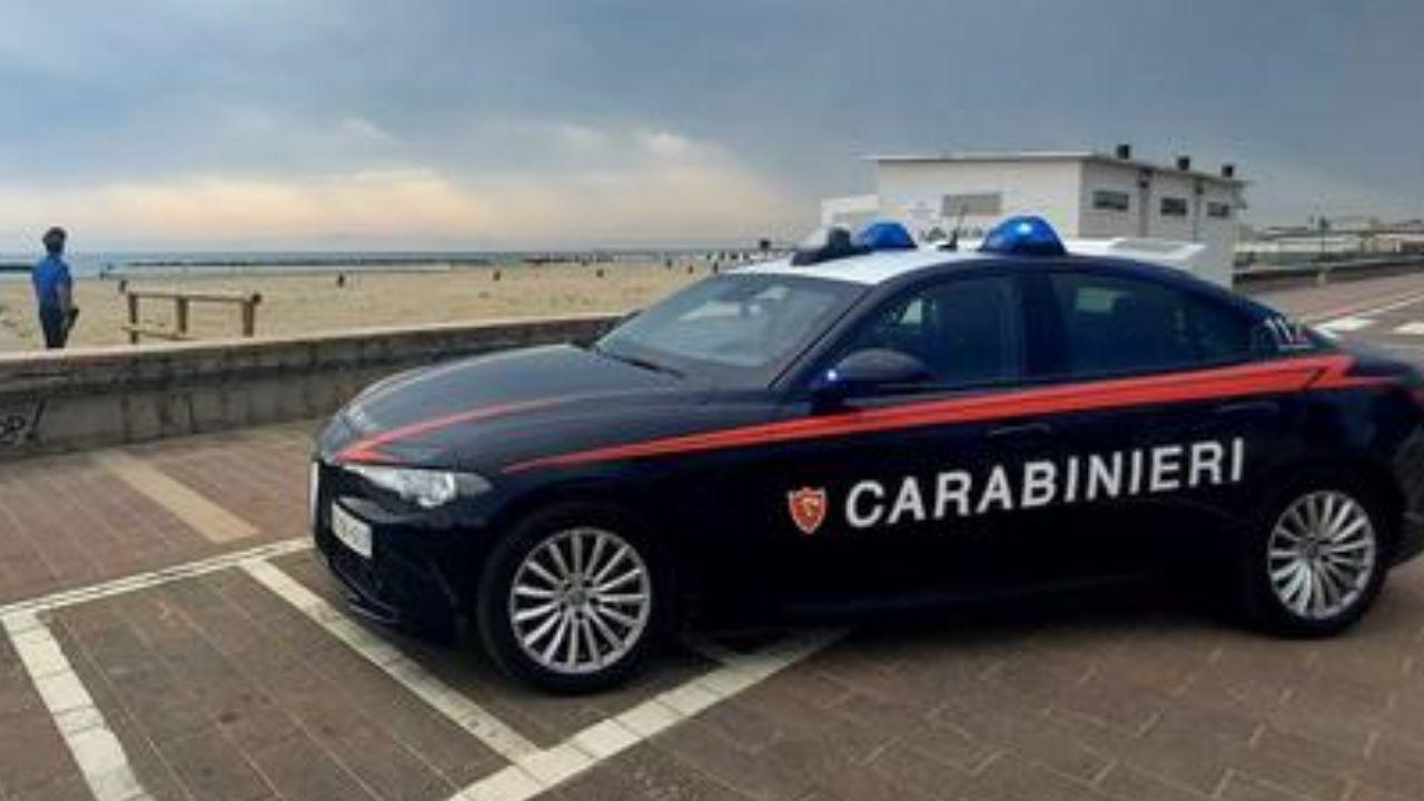 Una pattuglia dei carabinieri in spiaggia (foto d'archivio)