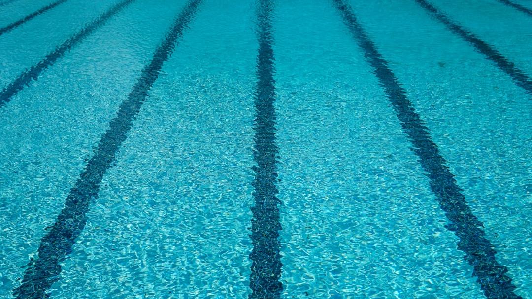 Rissa tra mamme dopo la gara di nuoto: morsi e urla davanti ai bambini