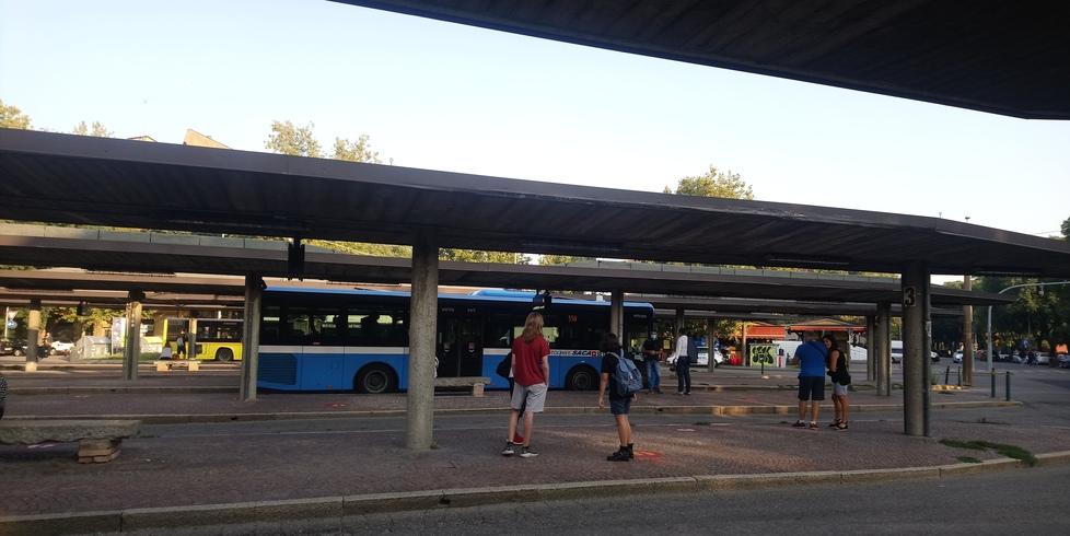 Tentata rapina con le forbici su una corriera: «Ti infilzo, dammi i soldi»