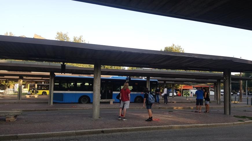 Tentata rapina con le forbici su una corriera: «Ti infilzo, dammi i soldi»