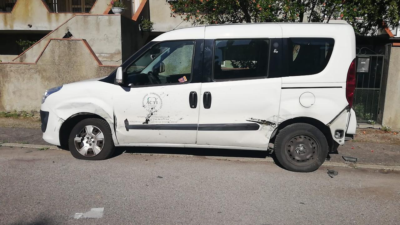 Porto Garibaldi, finisce con l’auto contro altre cinque e poi sparisce a piedi