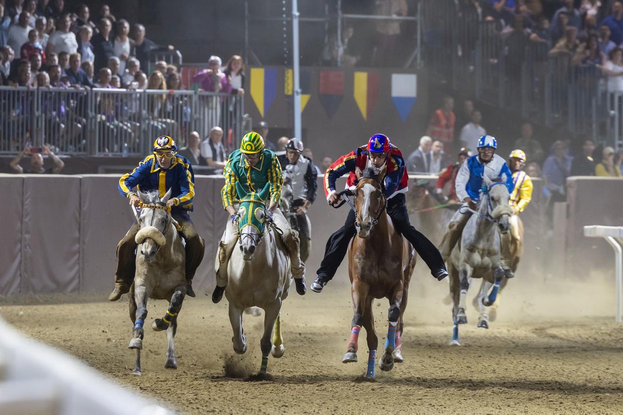 A Ferrara il Palio notturno scalda piazza Ariostea. Tutto esaurito per le Corse
