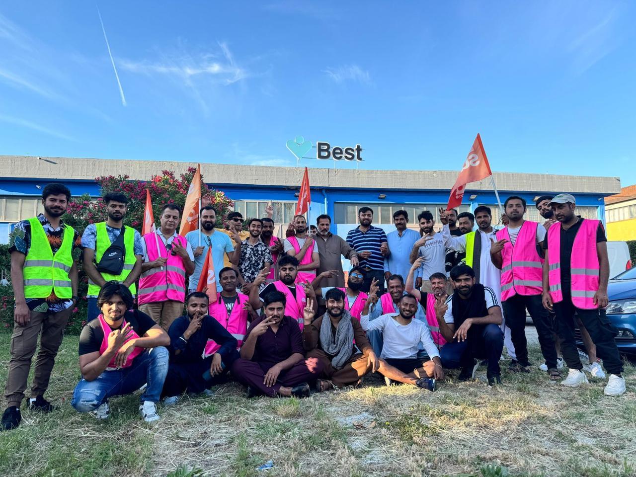 
	Gli operai davanti a una delle aziende interessate da scioperi e picchetti

