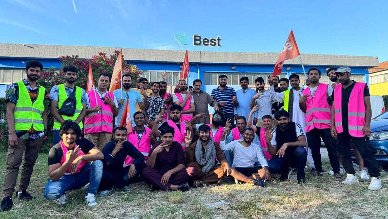 Gli operai davanti a una delle aziende interessate da scioperi e picchetti