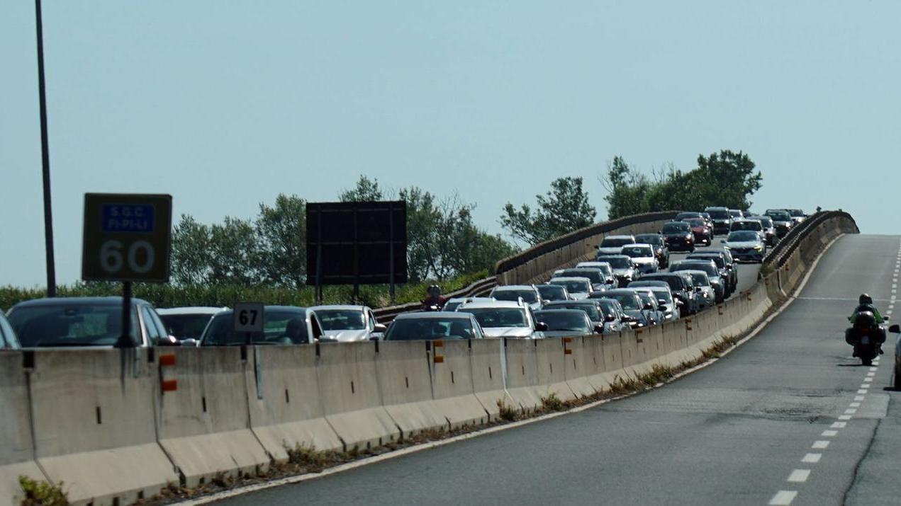 Domenica 1 giugno: la fila in zona Pontedera (foto Stick)