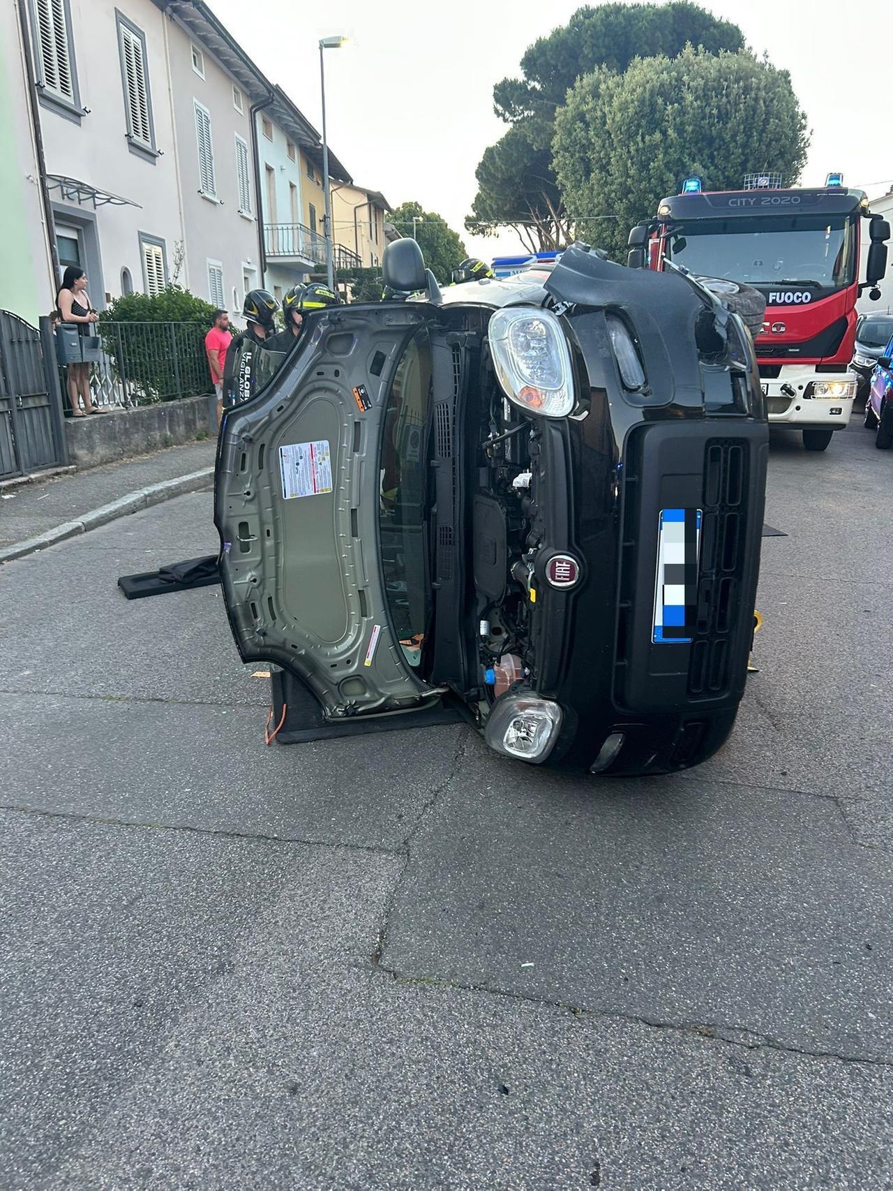 
	L'auto ribaltata su un fianco dopo l'incidente

