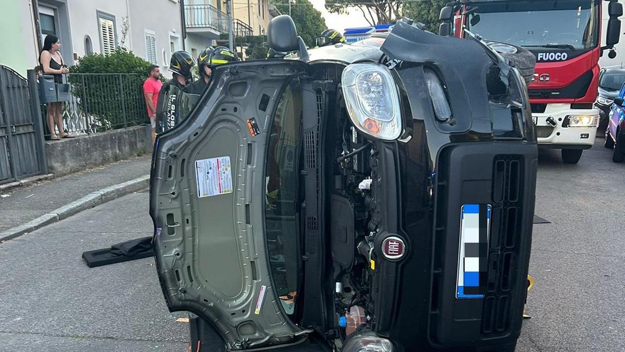 L'auto ribaltata su un fianco dopo l'incidente