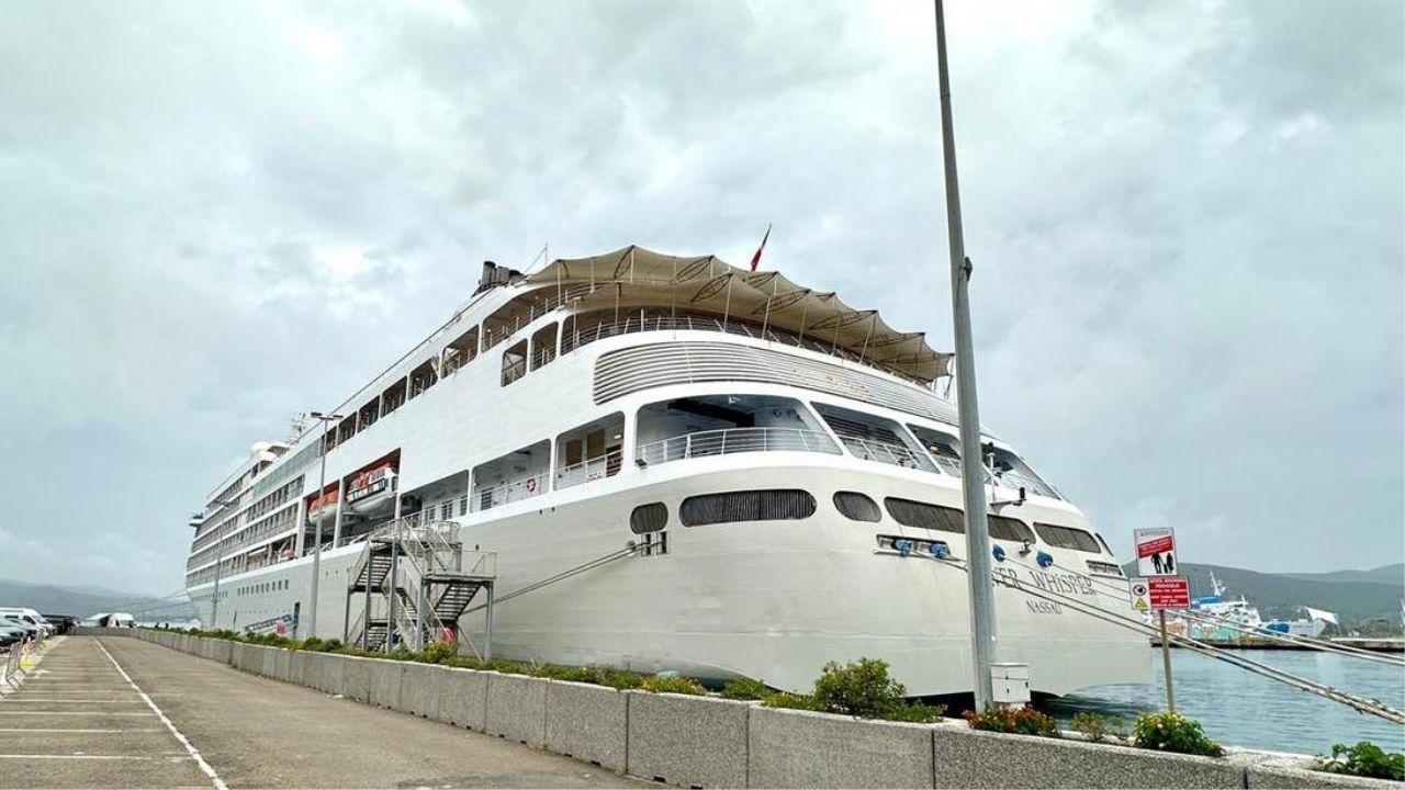 La nave su cui era stato trovato il bimbo (Foto Giò di Stefano)