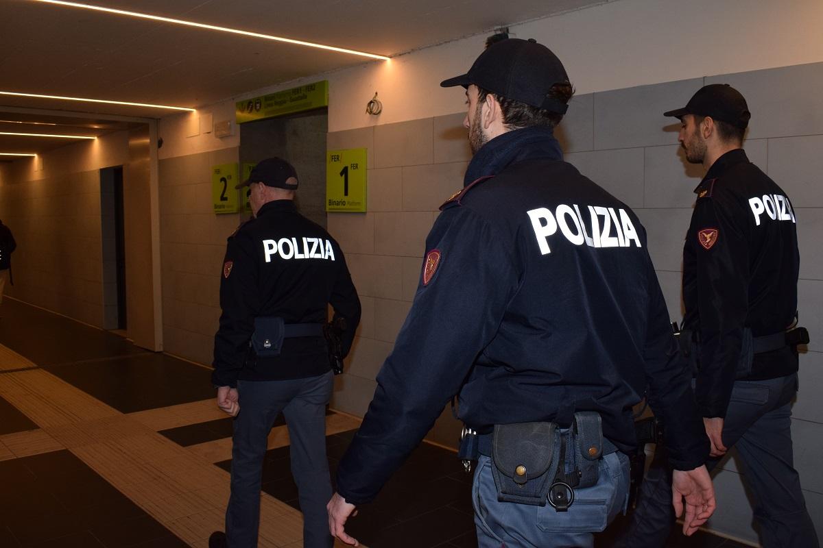 Ubriaco e senza biglietto, minaccia di morte gli agenti